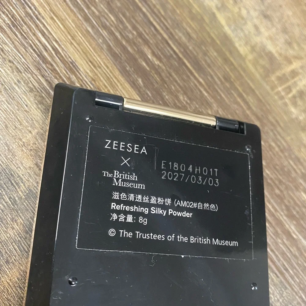 x The British Museum Black and Gold Pressed Powder Full Coverage Even Skin‎ Tone